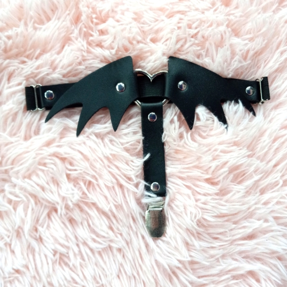 Vegan leather sexy thigh garter w/heart and bat wing detail- nwot - Picture 1 of 4